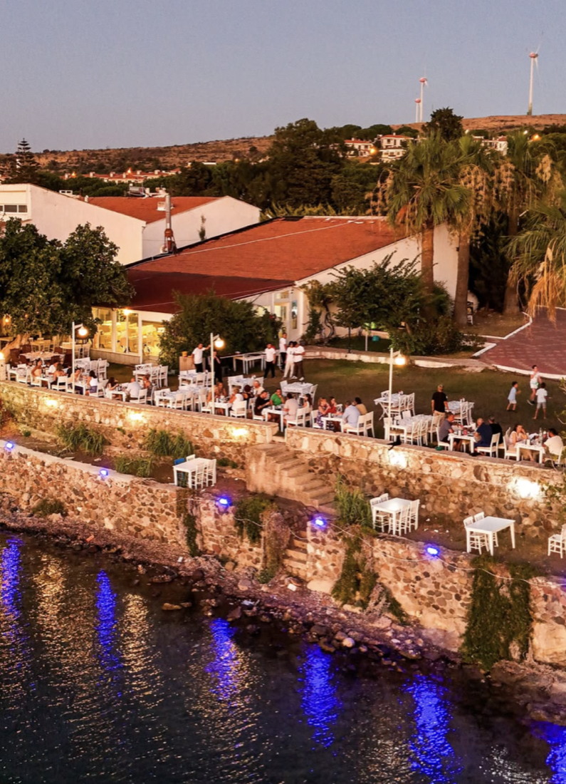 Cunda Balıkçısı gece, mavi ışıklarla
