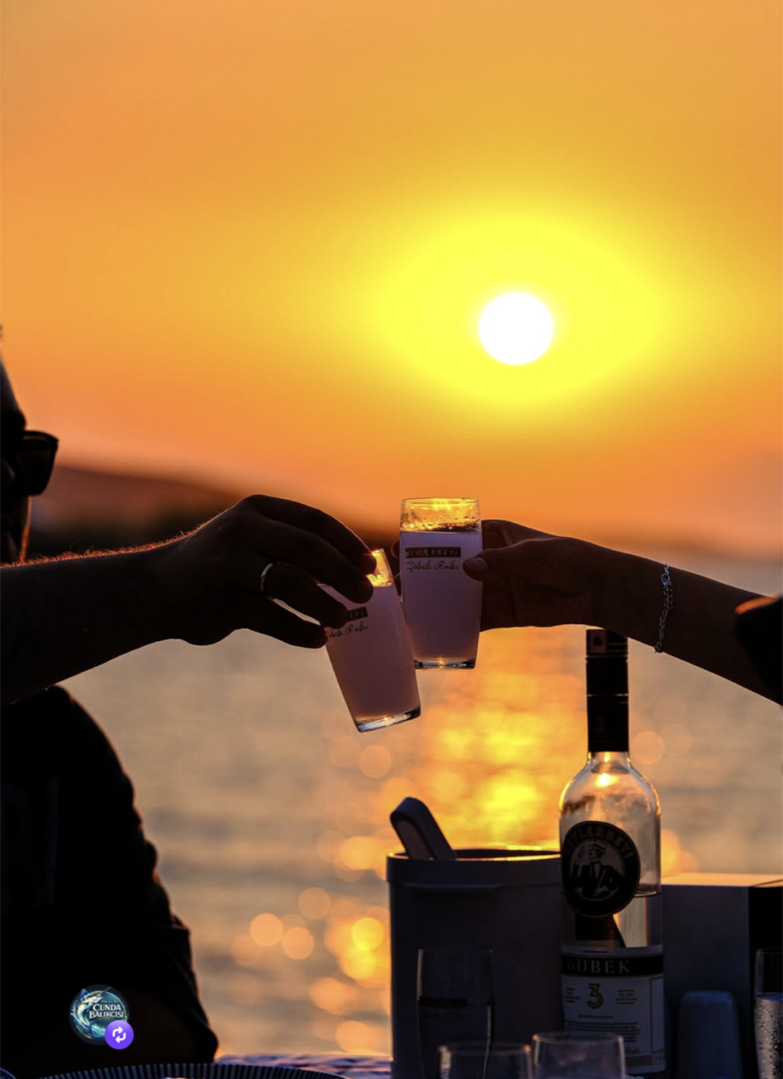 Günbatımında rakı kadehleri tokuştuğu an