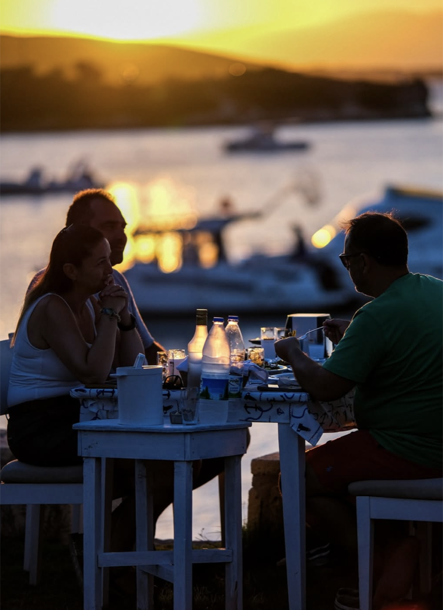 Limana karşı akşam yemeği