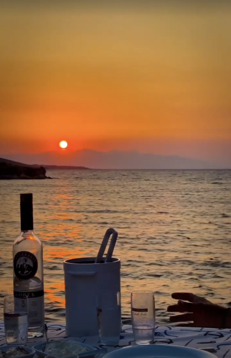 Sessiz rakı şişesi, ufukta günbatımı