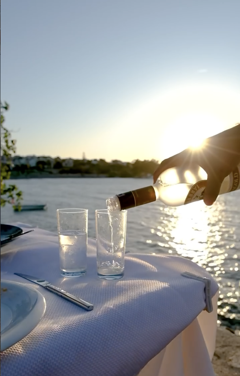 Günbatımında rakı doldurma